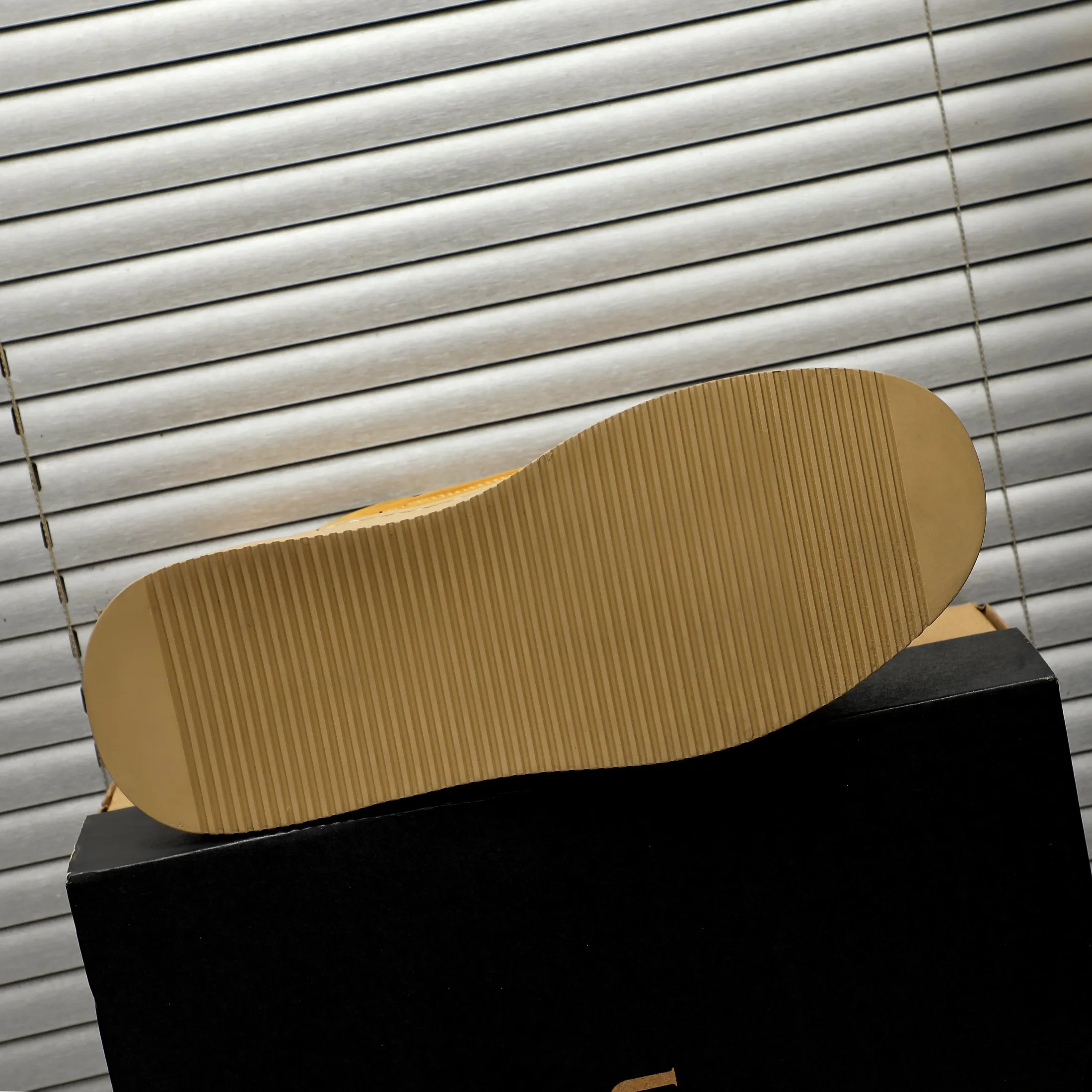P620 Product trademark: "UGG" Gaobang men's shoes Regular size: 39-44 Product materials: Selected suede cowhide upper, wool lining, original outsole